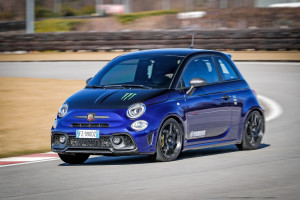 Abarth 595 Yamaha Moonster Energy, Special Edition, Kooperation, Blau, Schwarz, Grün, fahrend, von vorne